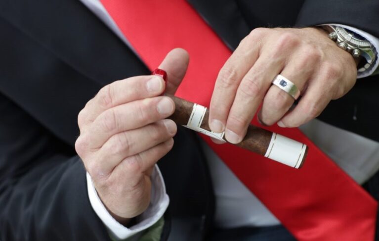 Mold and cigar plaque. Causes and methods of deliverance.